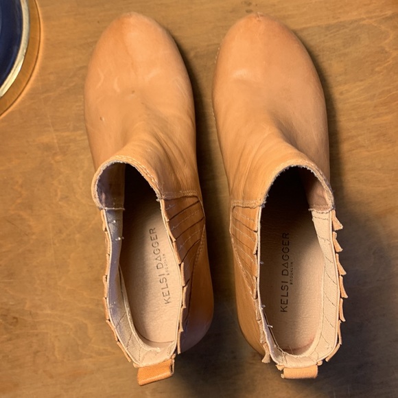 Kelsi Dagger clog heel 38.5 or size 8 comfortable w/great detail;easy on & off - Picture 8 of 10